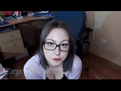 ❤️ Ragazza sexy con gli occhiali succhia il dildo profondamente sulla macchina fotografica ❤ Solo pornoal it.porn33.top ☑