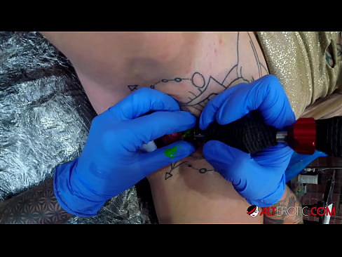 ❤️ Estremamente tatuato hottie Sully Savage ottenuto un tatuaggio sul suo clitoride ❤ Solo pornoal it.porn33.top ☑
